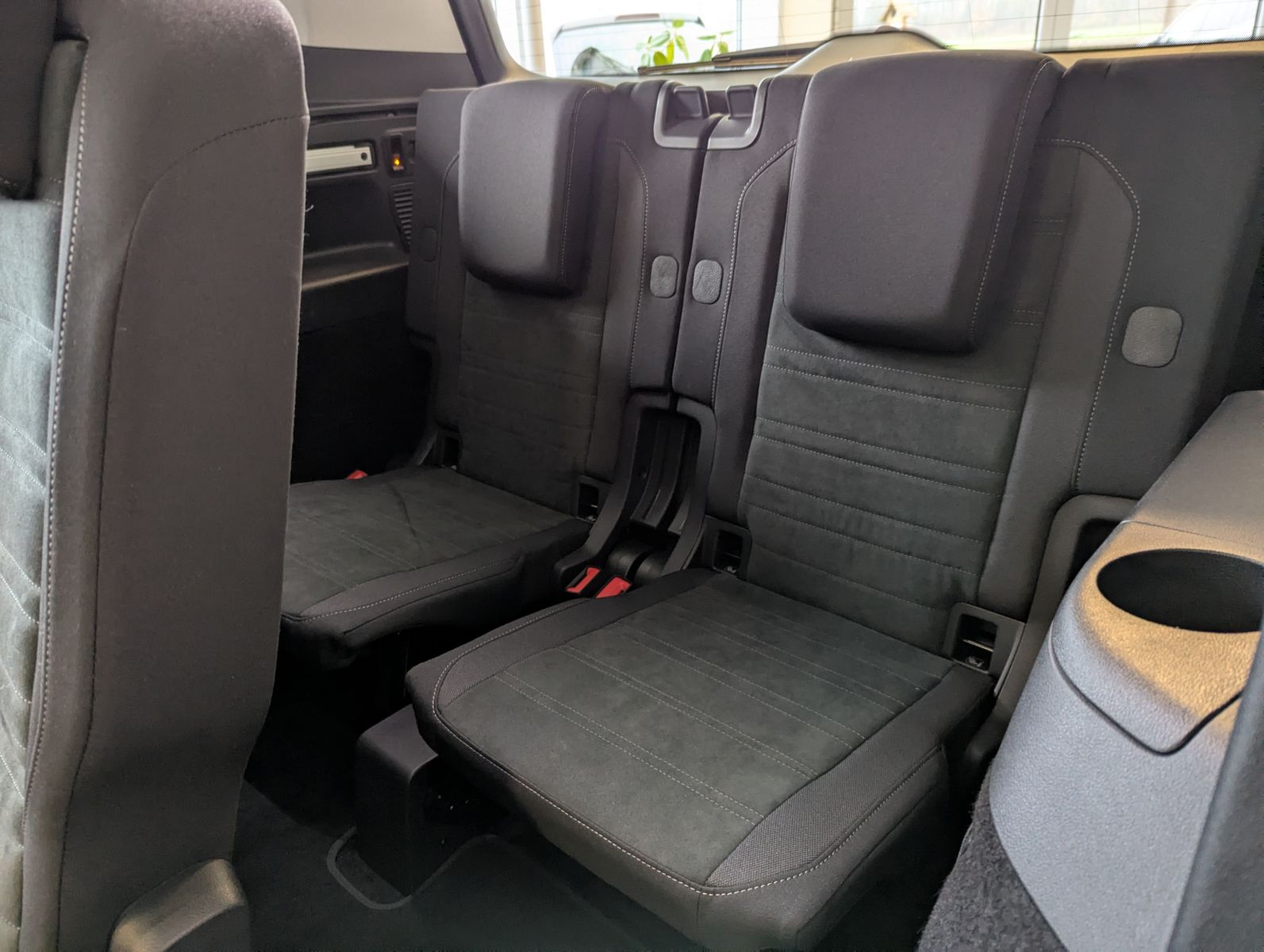 VW Touran 2.0 DSG R-Line High. Pano 7-Si IQ.Dri AHK - Image 15