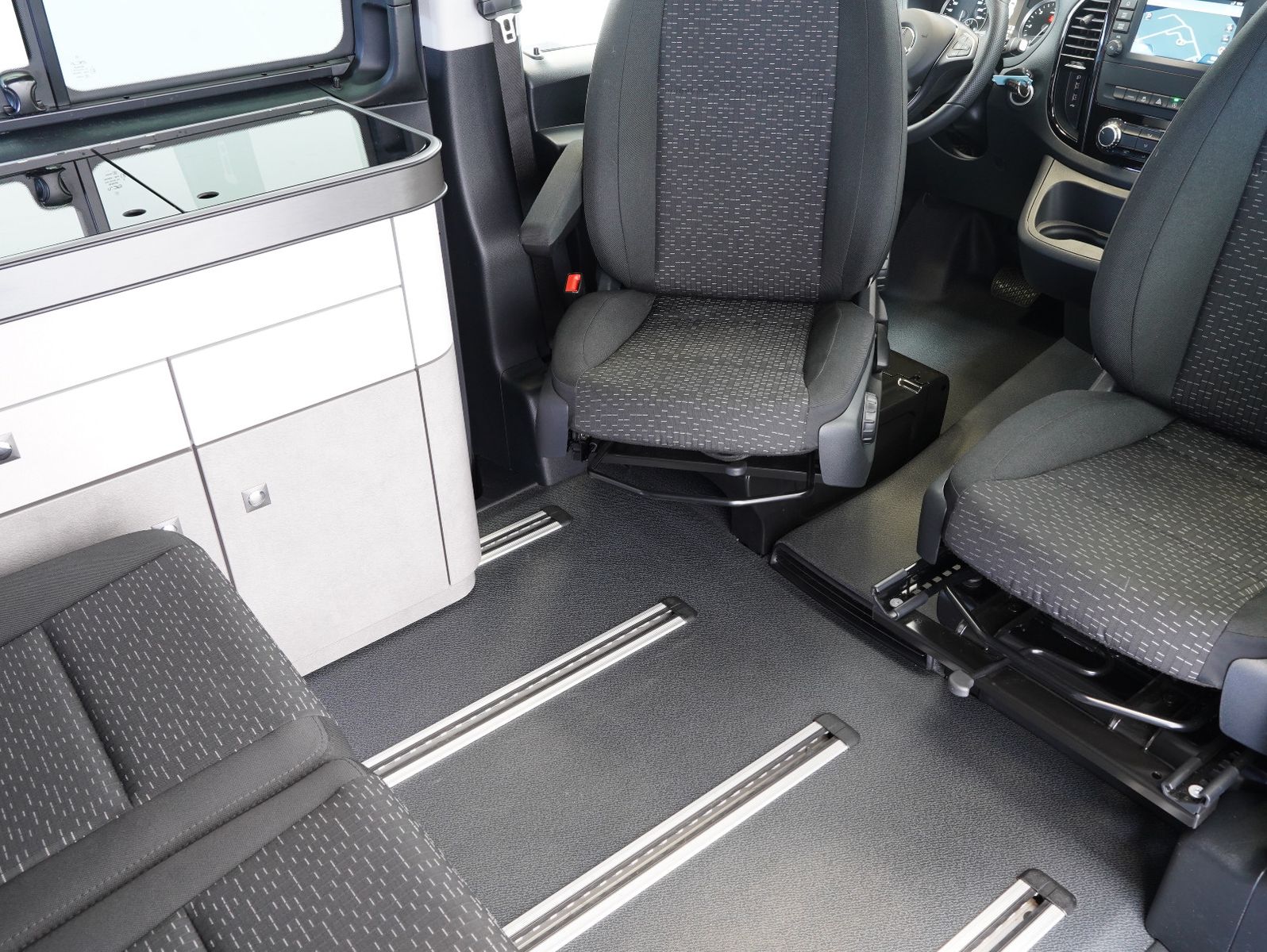Fahrzeugabbildung Pössl VANSTAR Vito Tourer 119 CDI Pro 4x4 lang KÜCHE