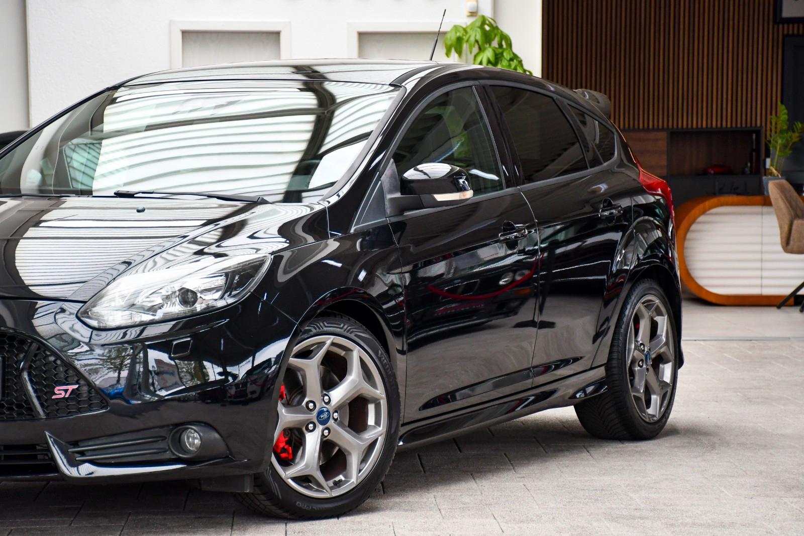 Ford Focus Lim. ST Schalter Recaro Kamera Navi 1.Hand