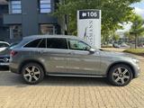 Mercedes-Benz GLC 300 d 4Matic 9G-TRONIC / Distronic + / PANO - Mercedes-Benz GLC 300 mit Diesel-Antrieb: Panorama-Dach