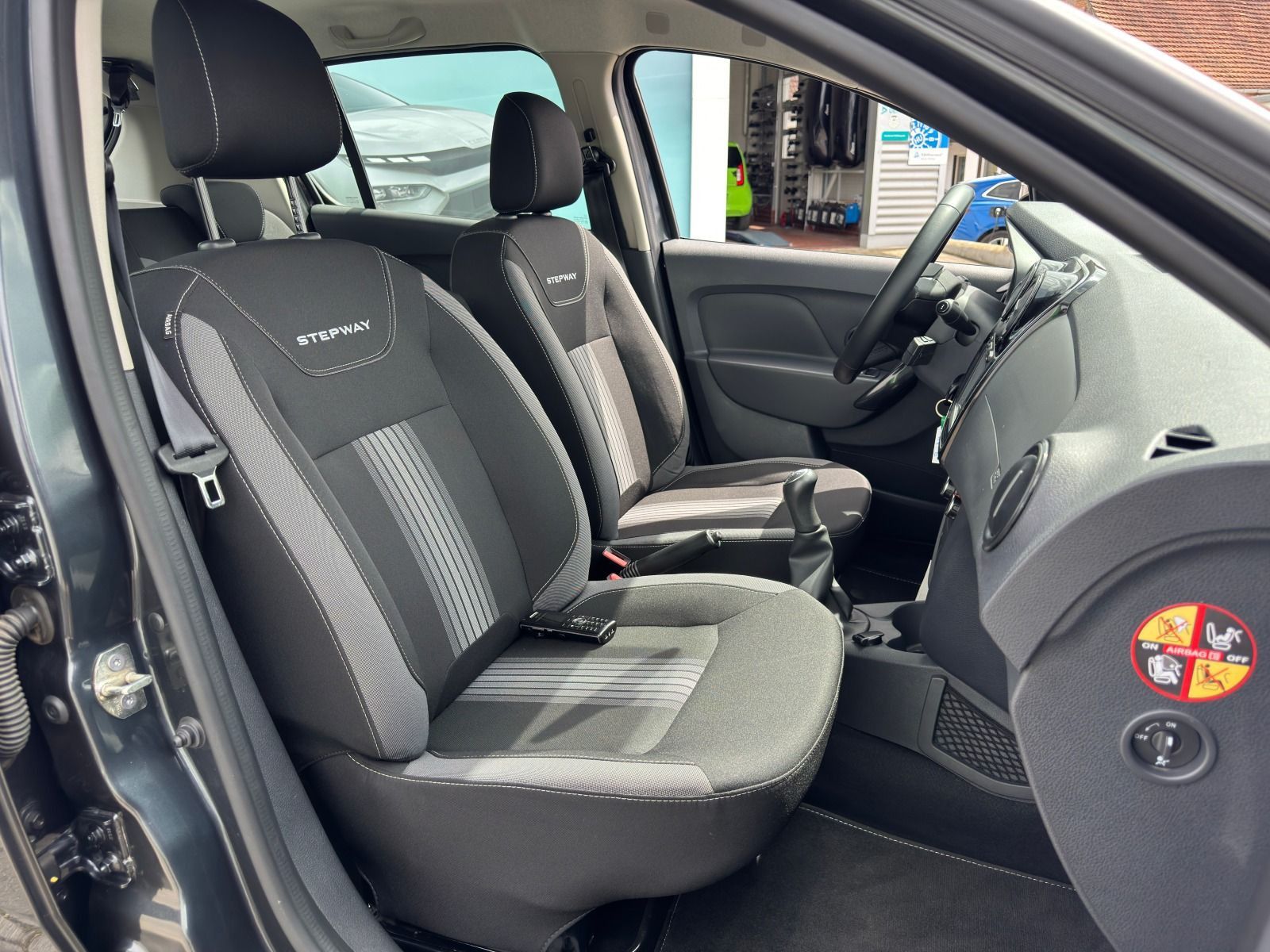 Fahrzeugabbildung Dacia Sandero II 90 Stepway Celebration