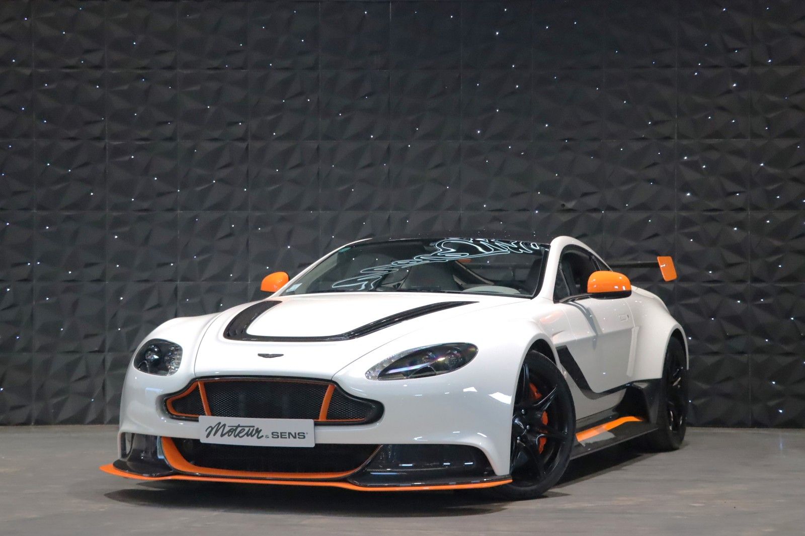 ASTON MARTIN V12 Vantage