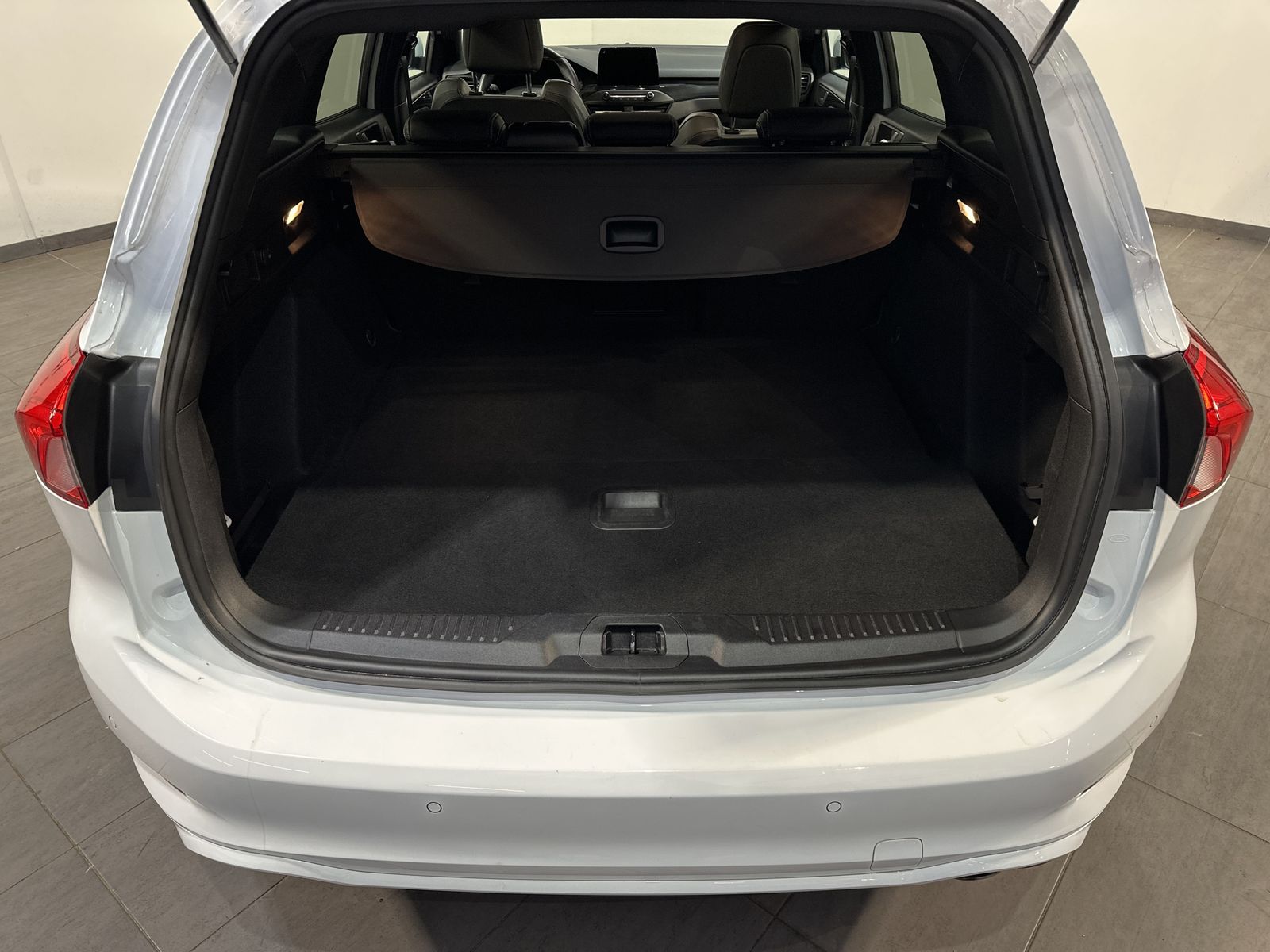 Fahrzeugabbildung Ford Focus Turnier 2.0 EB ST NAV+LED+VCOCK+B&O+KAM+PP