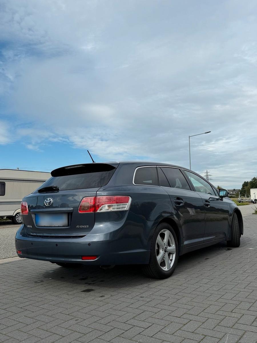 Toyota Avensis 2011 — engine