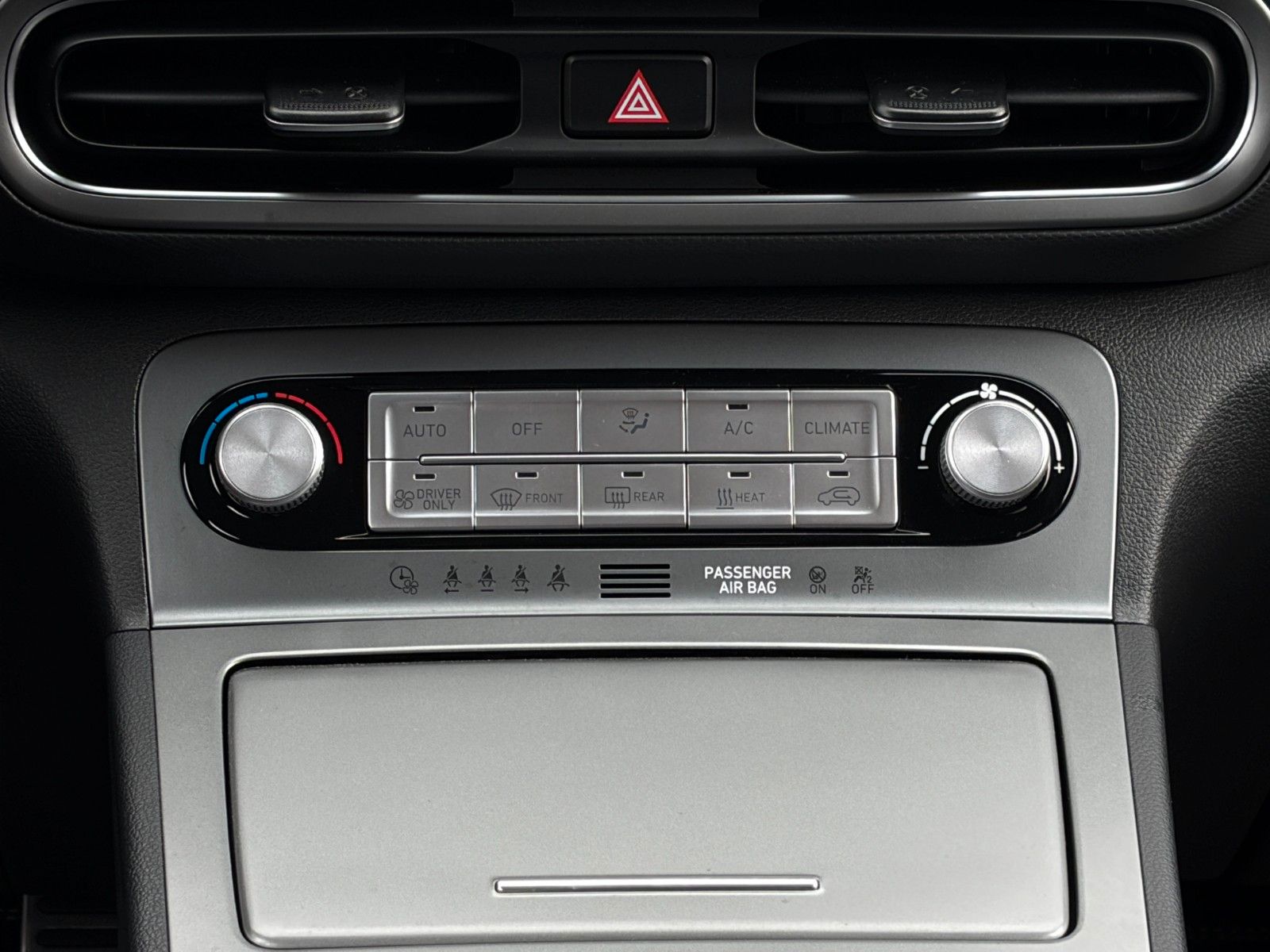 Fahrzeugabbildung Hyundai KONA E Select SHZ LHZ ACC PDC LFA LKA CAM CarPl.