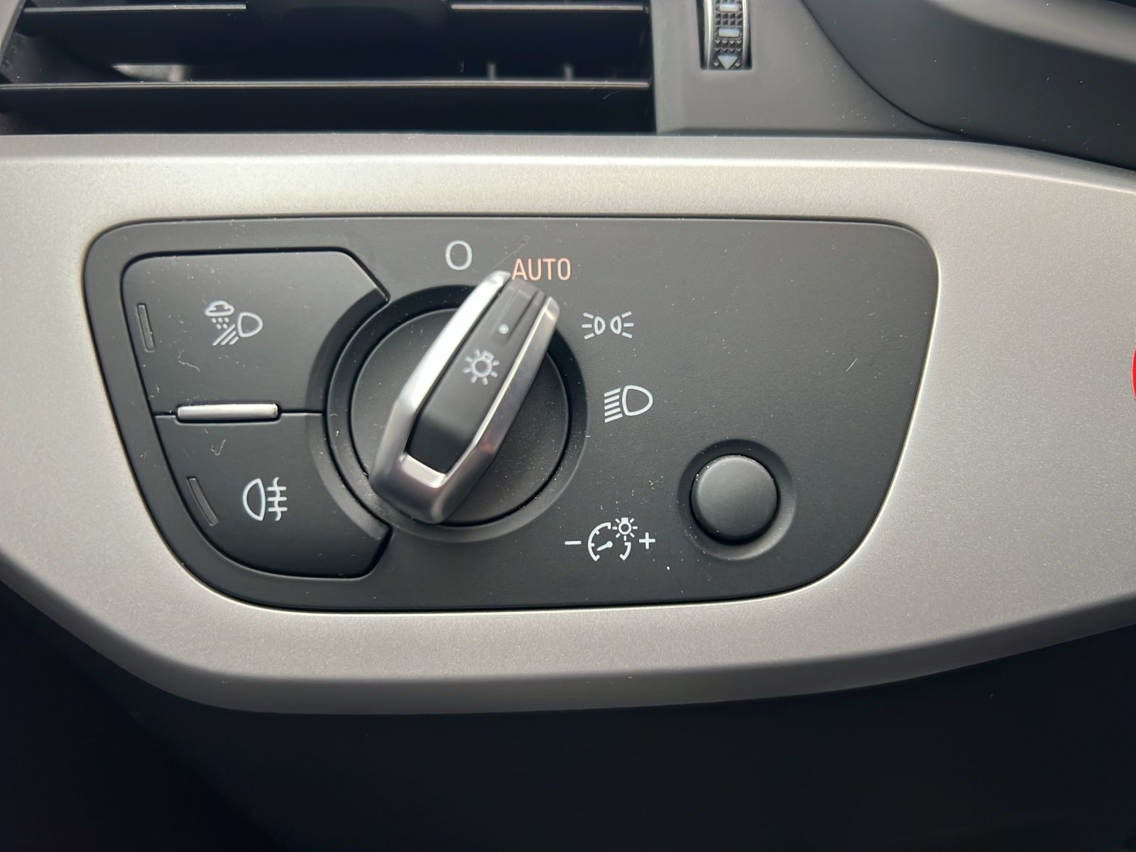 Fahrzeugabbildung Audi A4 Avant 35 TDI S-tronic AHK Navi ACC PDC SH