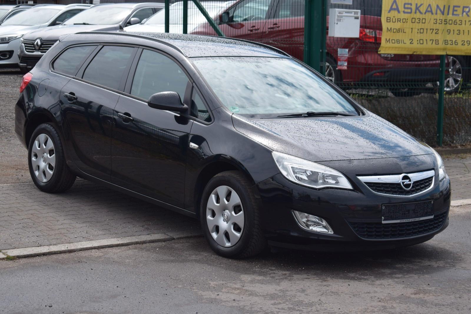 Opel Astra 2011 — вигляд ззаду