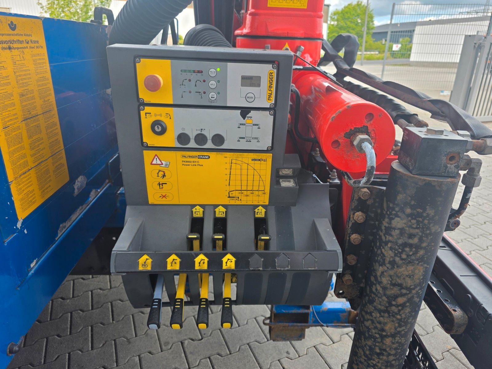 Fahrzeugabbildung MAN TGL 12.250 BL Glasreff Palfinger PK 9002EH Funk