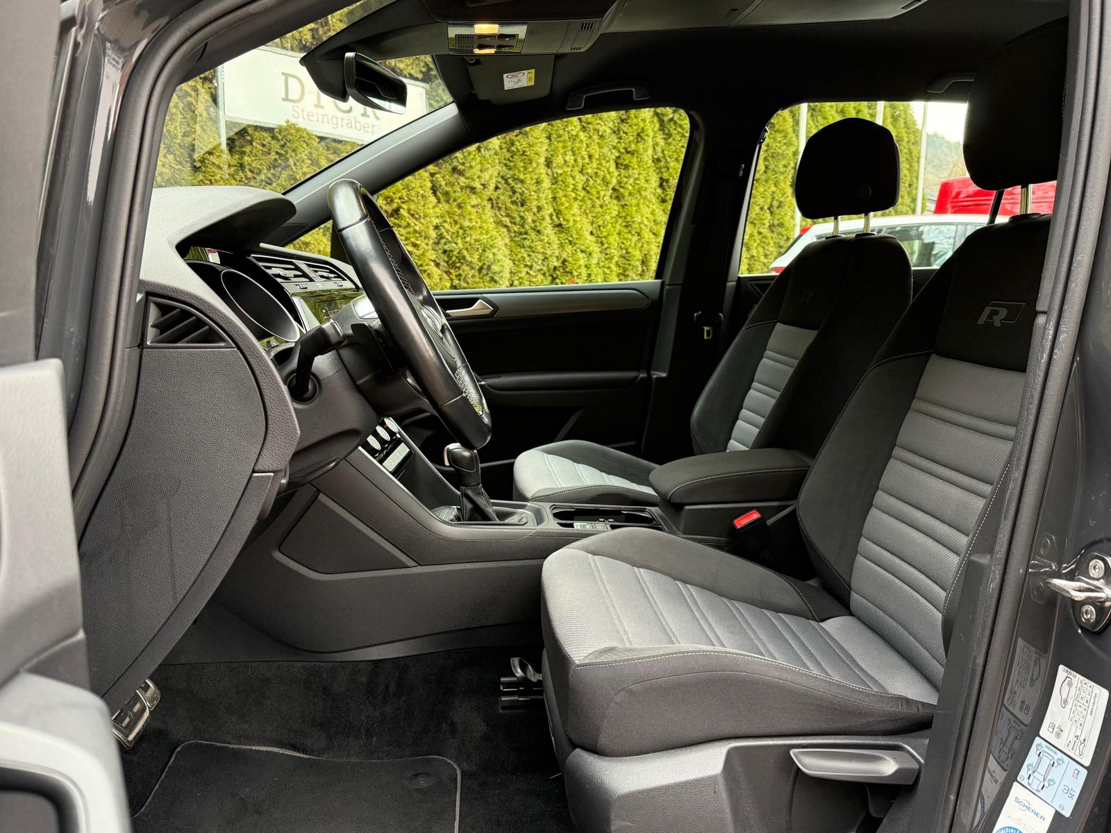 Fahrzeugabbildung Volkswagen Touran 2.0 TDI DSG R-Line LED+NAV+ACC+CARPLAY+