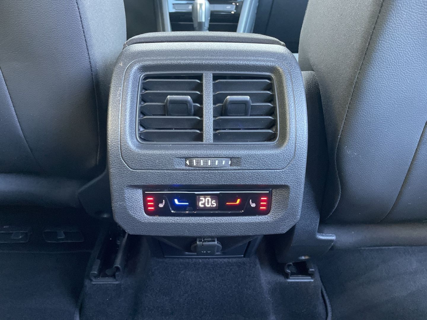 Touran 2.0TDI DSG R-Line AHK/Kamera/ACC/Navi/LED