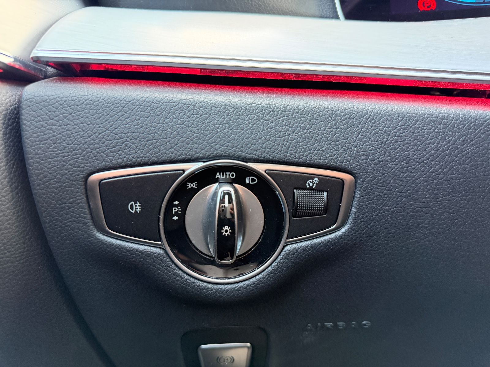 Fahrzeugabbildung Mercedes-Benz E 300e Avantgarde 4Matic*LED*KAMERA*TEILLEDER*