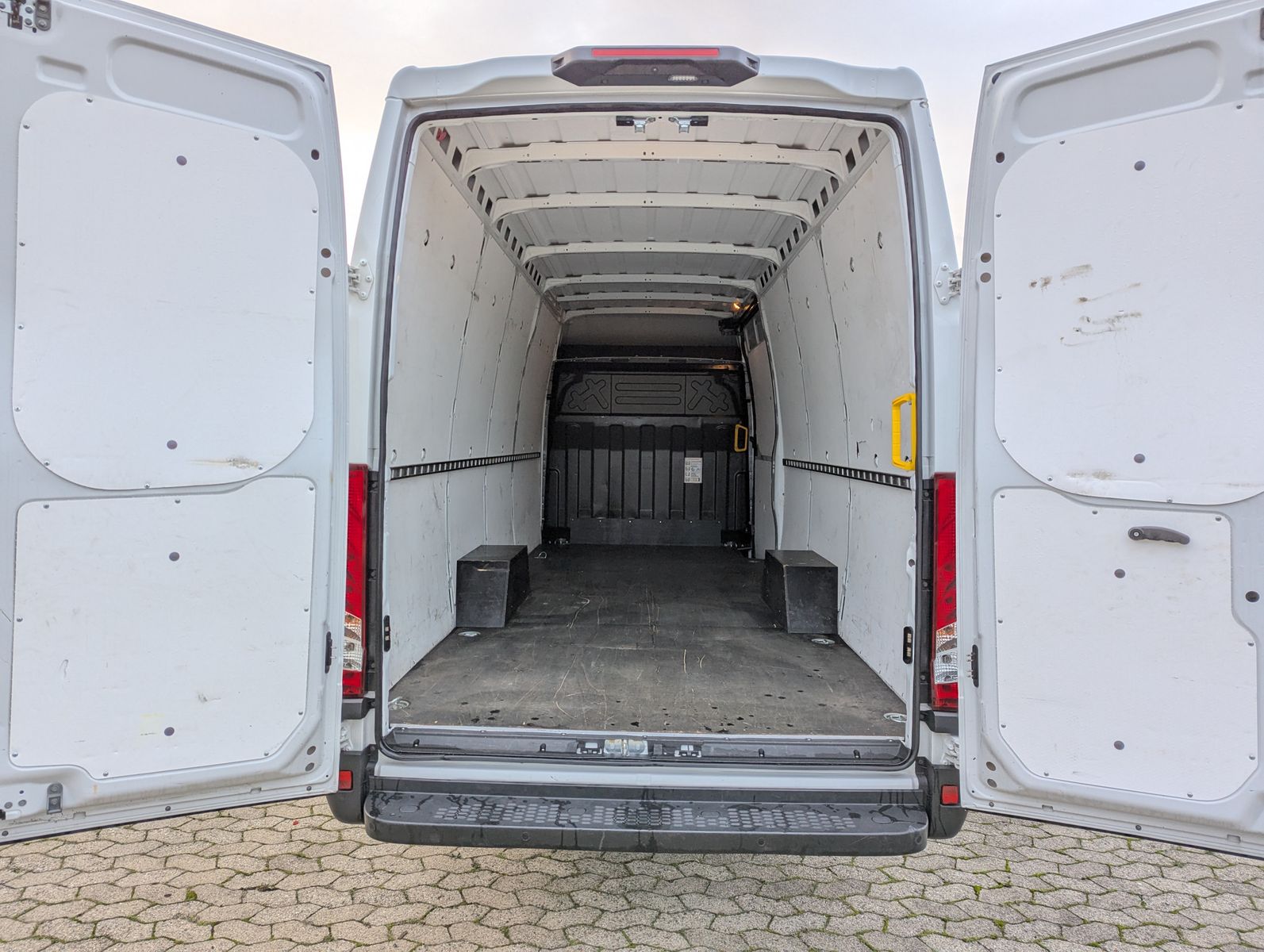 Fahrzeugabbildung Iveco Daily 35S18V4100L 3.0L Dach/Holzboden Kamera Kli