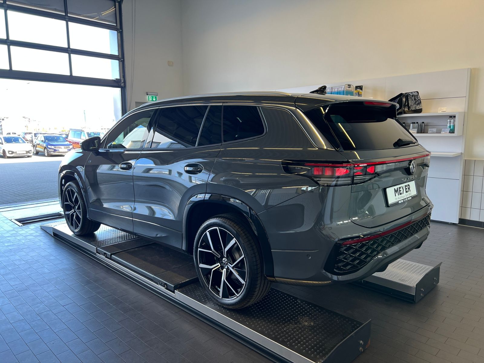 Fahrzeugabbildung Volkswagen Tayron R-Line 2.0 TDI DSG 4MOTION *AHK,Navi,Stan