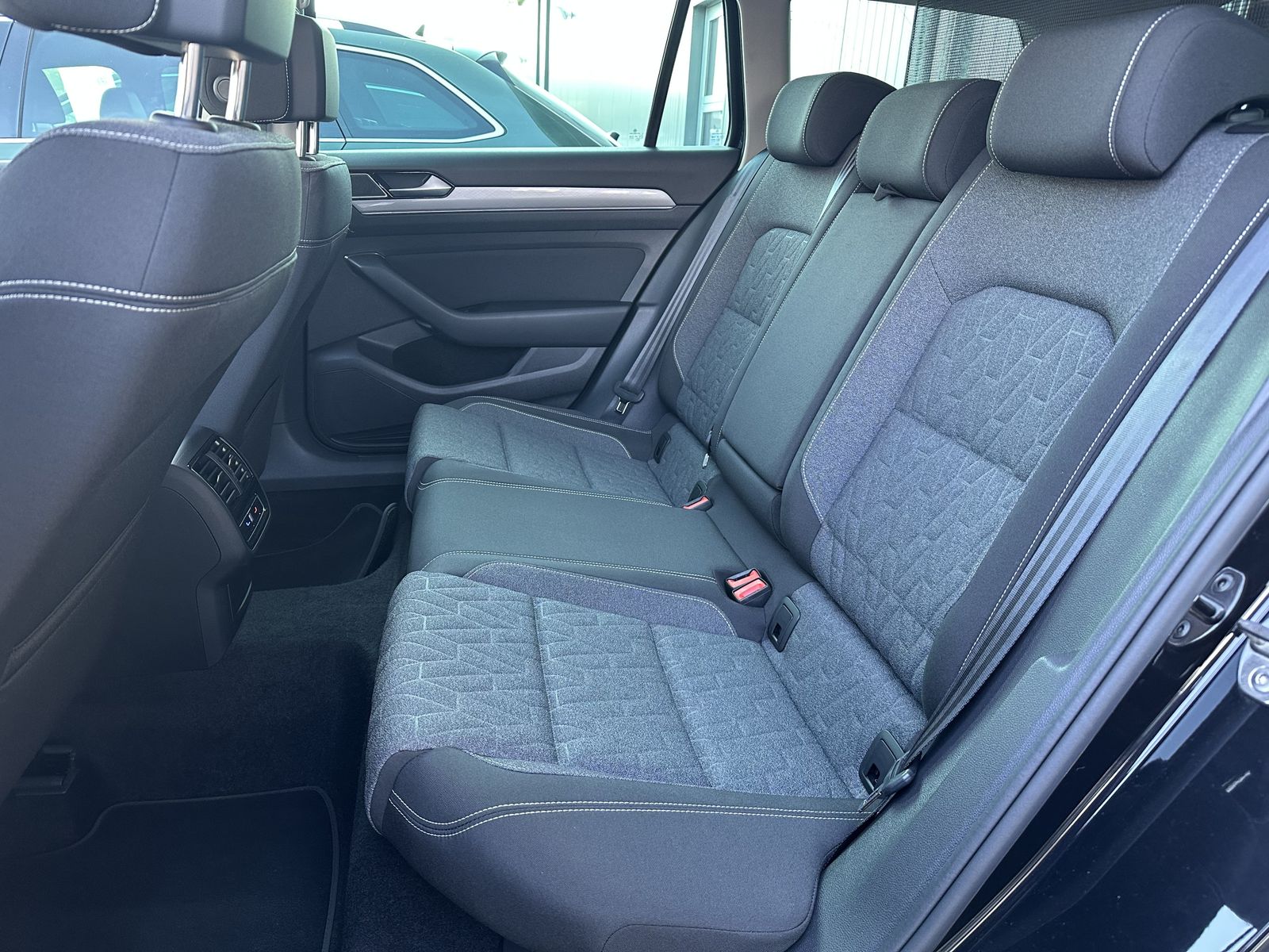 Fahrzeugabbildung Volkswagen Passat Variant Business NAV+IQ-LIGHT+DIGDISPLAY