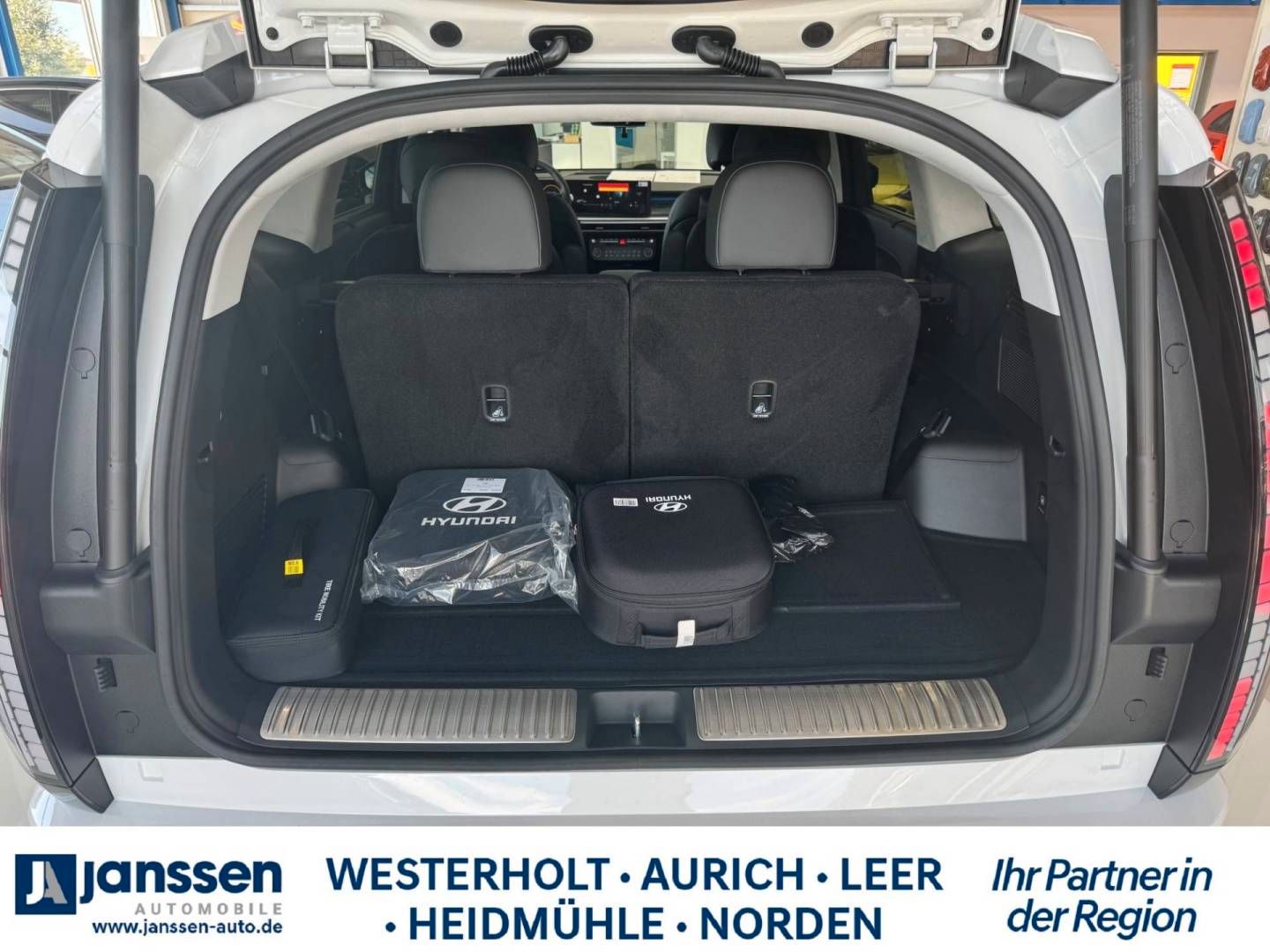 Fahrzeugabbildung Hyundai IONIQ 9 UNIQ Panorama-Glas-Schiebedach, Swivel-P