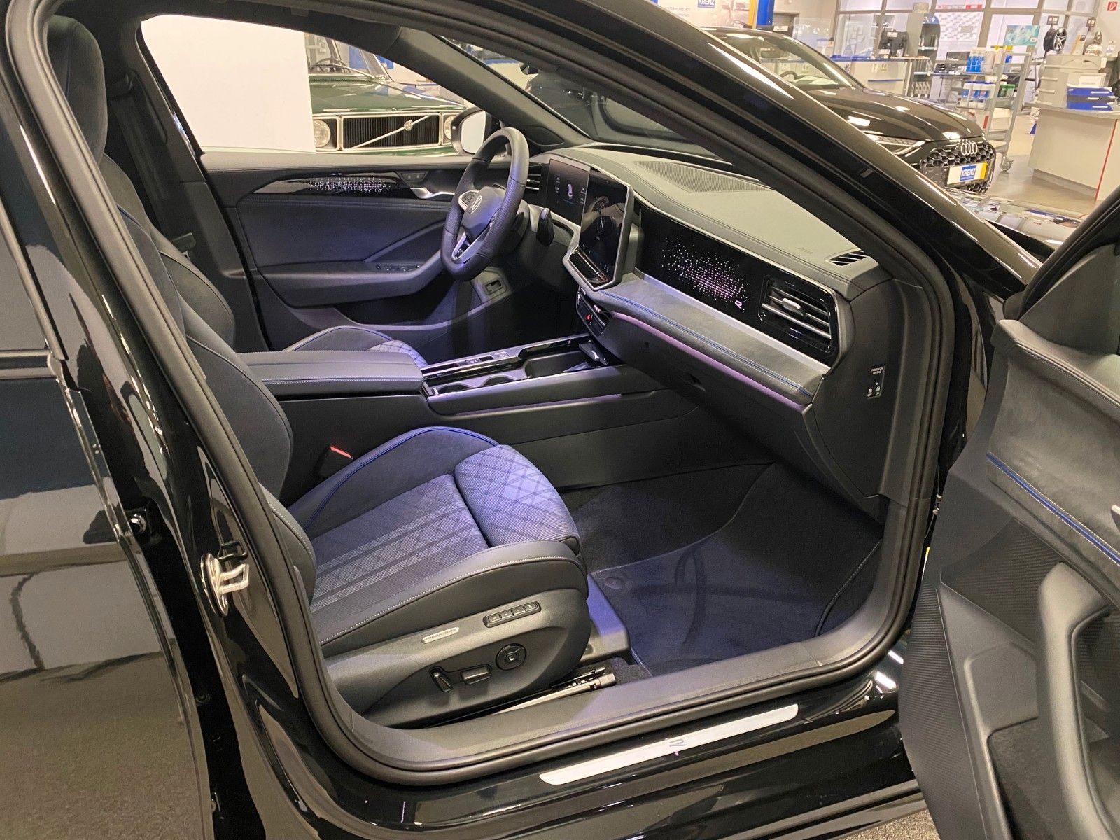 Fahrzeugabbildung Volkswagen Passat Variant 1.5 TSI R-Line+NAVI+MATRIX+AHK+