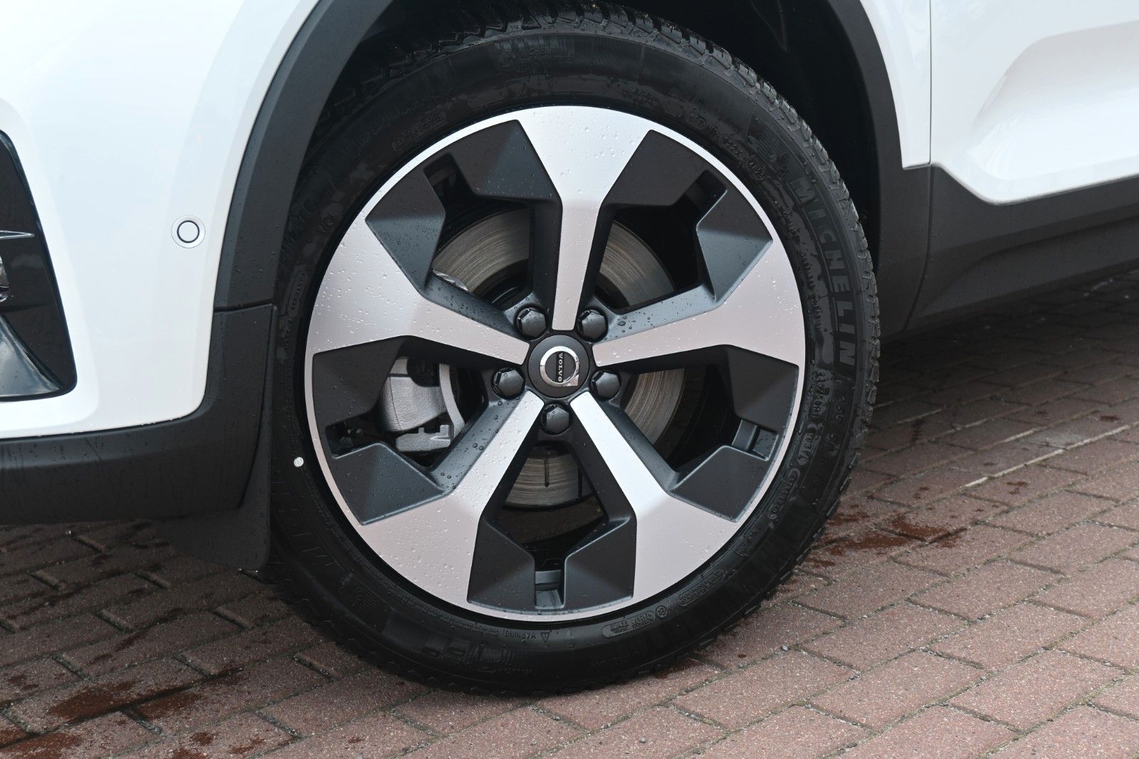 Fahrzeugabbildung Volvo XC40 B4 DKG Ultra Dark*PANO*360°*ACC*AHK