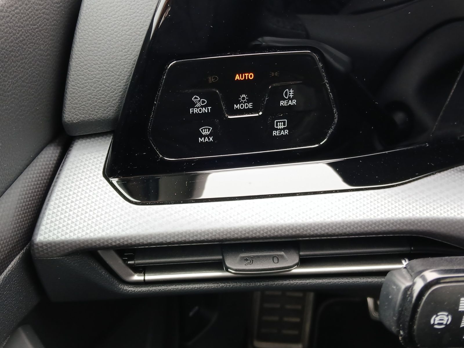 Fahrzeugabbildung Volkswagen Golf VIII TSI Active Standhzg. LEDplus Navi AID