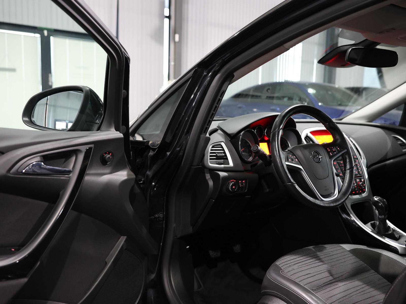 Opel Astra J 1.6 STYLE / LEDER / TEMPOMAT / PDC / SHZ