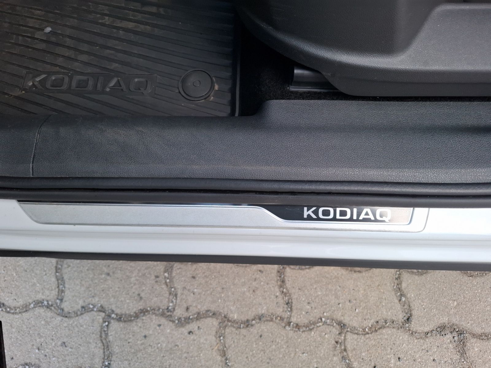 Fahrzeugabbildung SKODA Kodiaq TSI Clever Matrix AHK Navi ACC RFK SH 19"