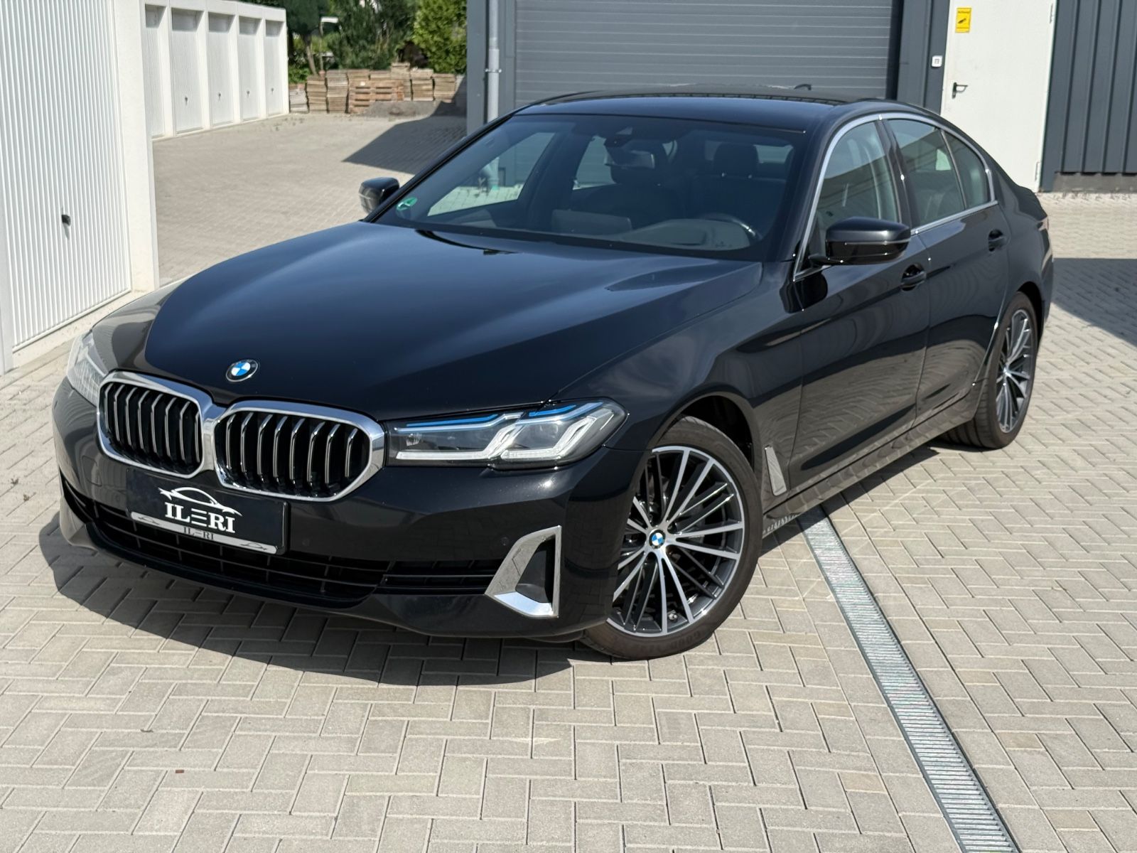 BMW 520 d Limousine xDrive Luxury Line*AHK*LEDER*KAM