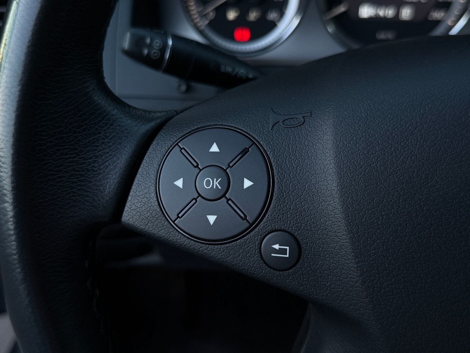 Fahrzeugabbildung Mercedes-Benz C 200 T CGI BlueEff Avantgarde Aut AHK GRA SHZ