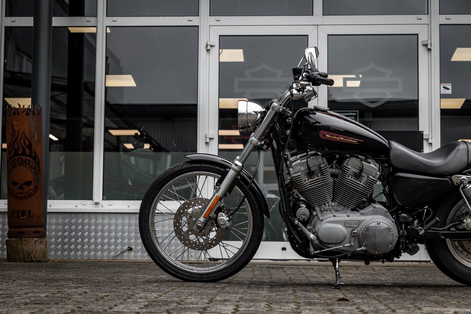 Fahrzeugabbildung Harley-Davidson XL883C CUSTOM SPORTSTER - VORVERLEGTE FUßRASTE