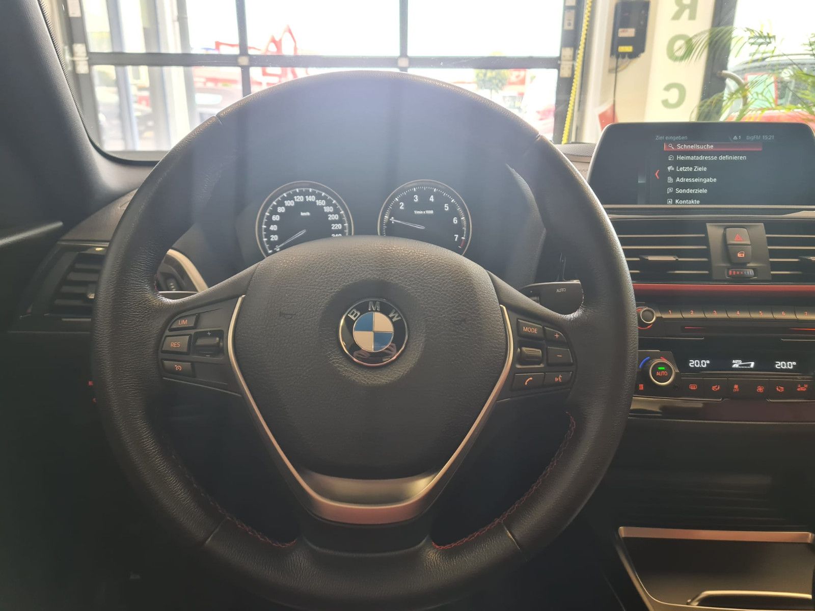 Fahrzeugabbildung BMW 220i Coupe Sport Line / NAVI / PDC / 1. Hand