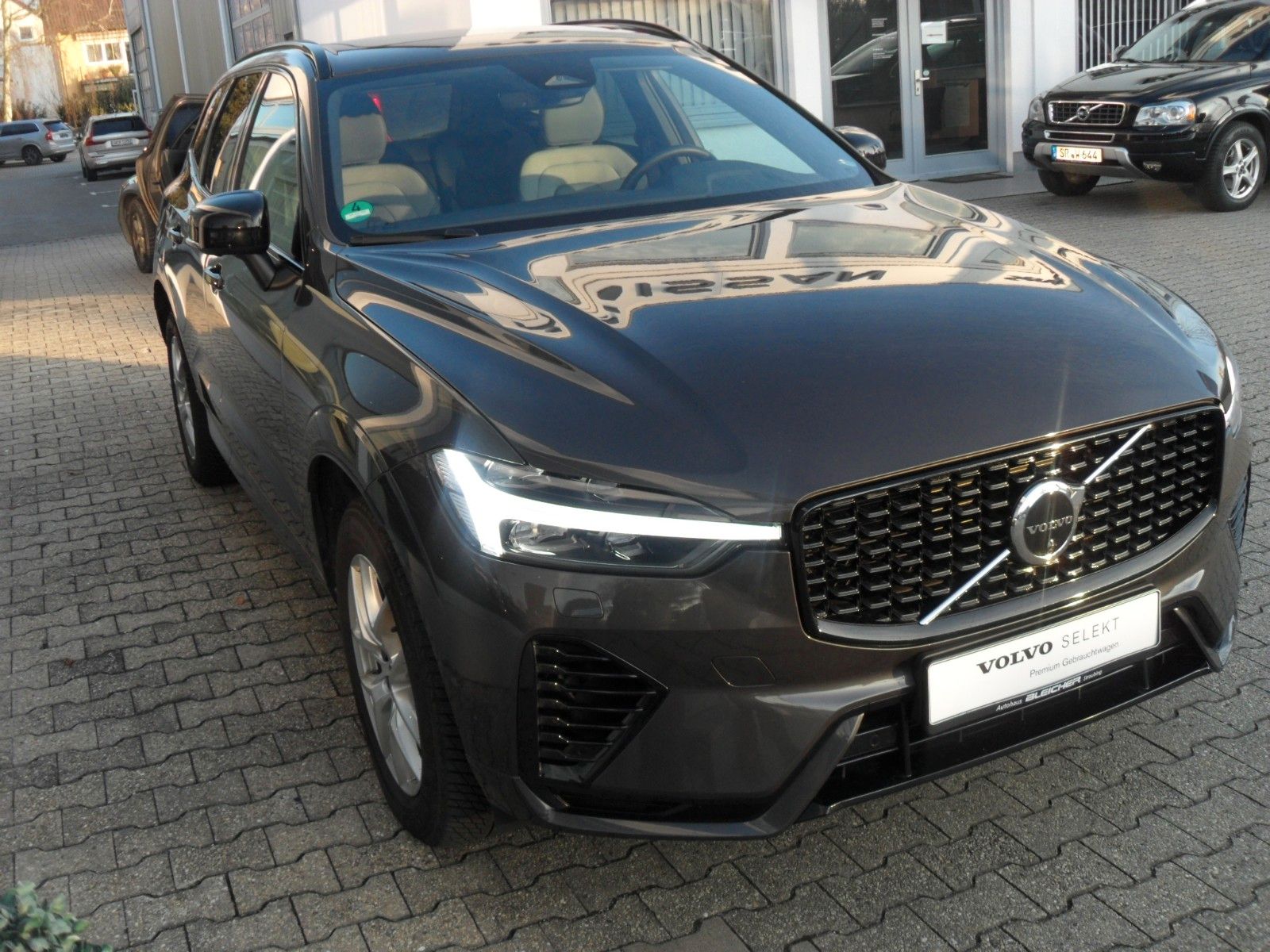 Fahrzeugabbildung Volvo XC 60 T6 R Design Recharge Plug-In Hybrid AWD