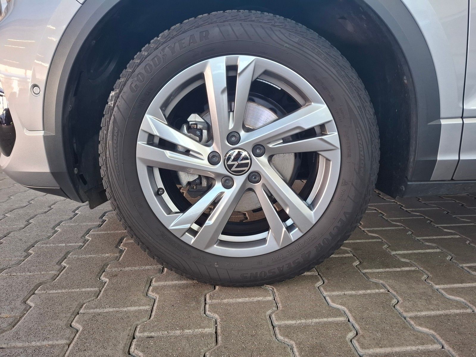 Fahrzeugabbildung Volkswagen T-Roc R-Line 1,5 TSI DSG +IQ.Drive+IQ.Light+Navi