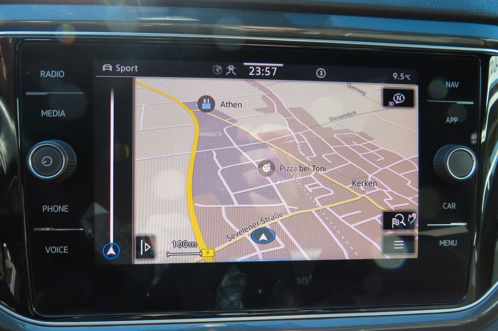 Fahrzeugabbildung Volkswagen T-Roc SPORT PANO AHK LED NAVI ACC PDC SITZH. 1.H