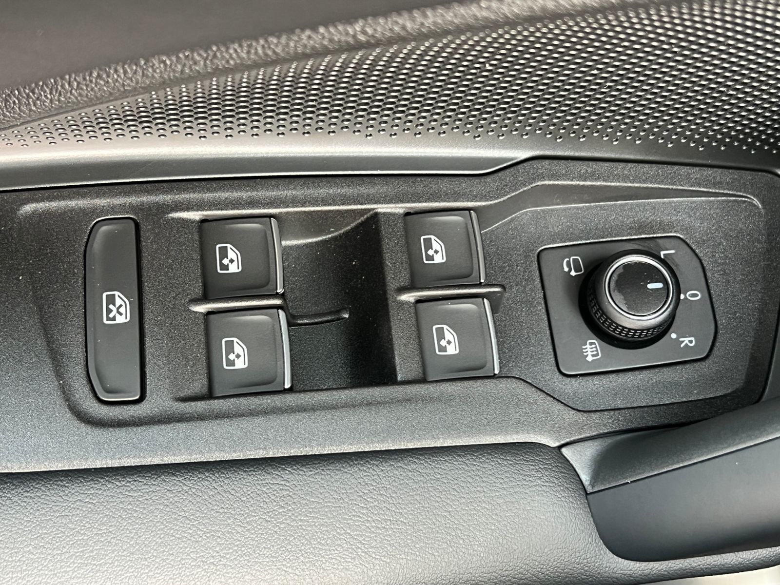 Fahrzeugabbildung Volkswagen Tiguan Elegance 1.5 eTSI DSG *AHK, IQ.Light, 18'