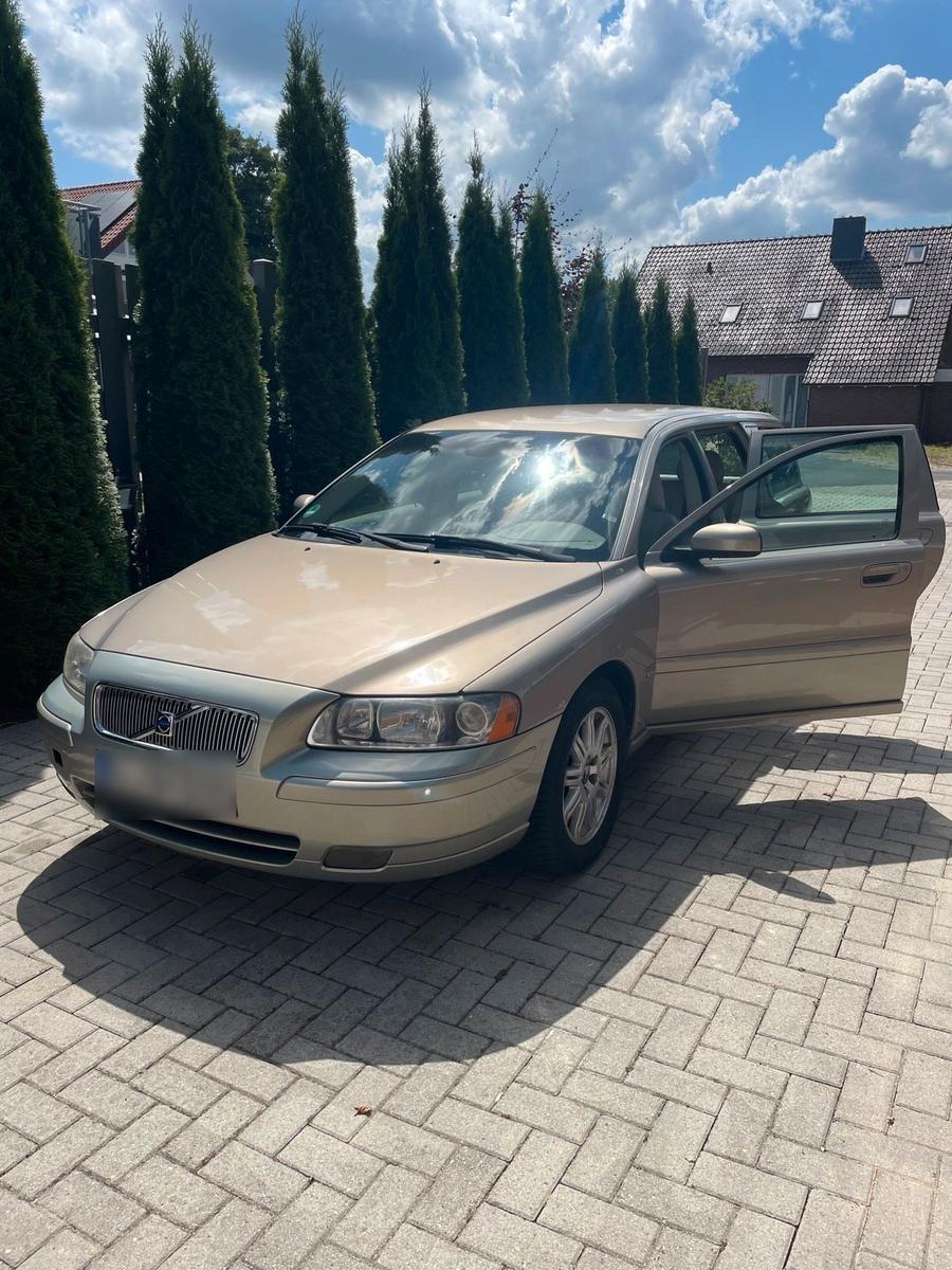 Volvo V70 2004 — rear view