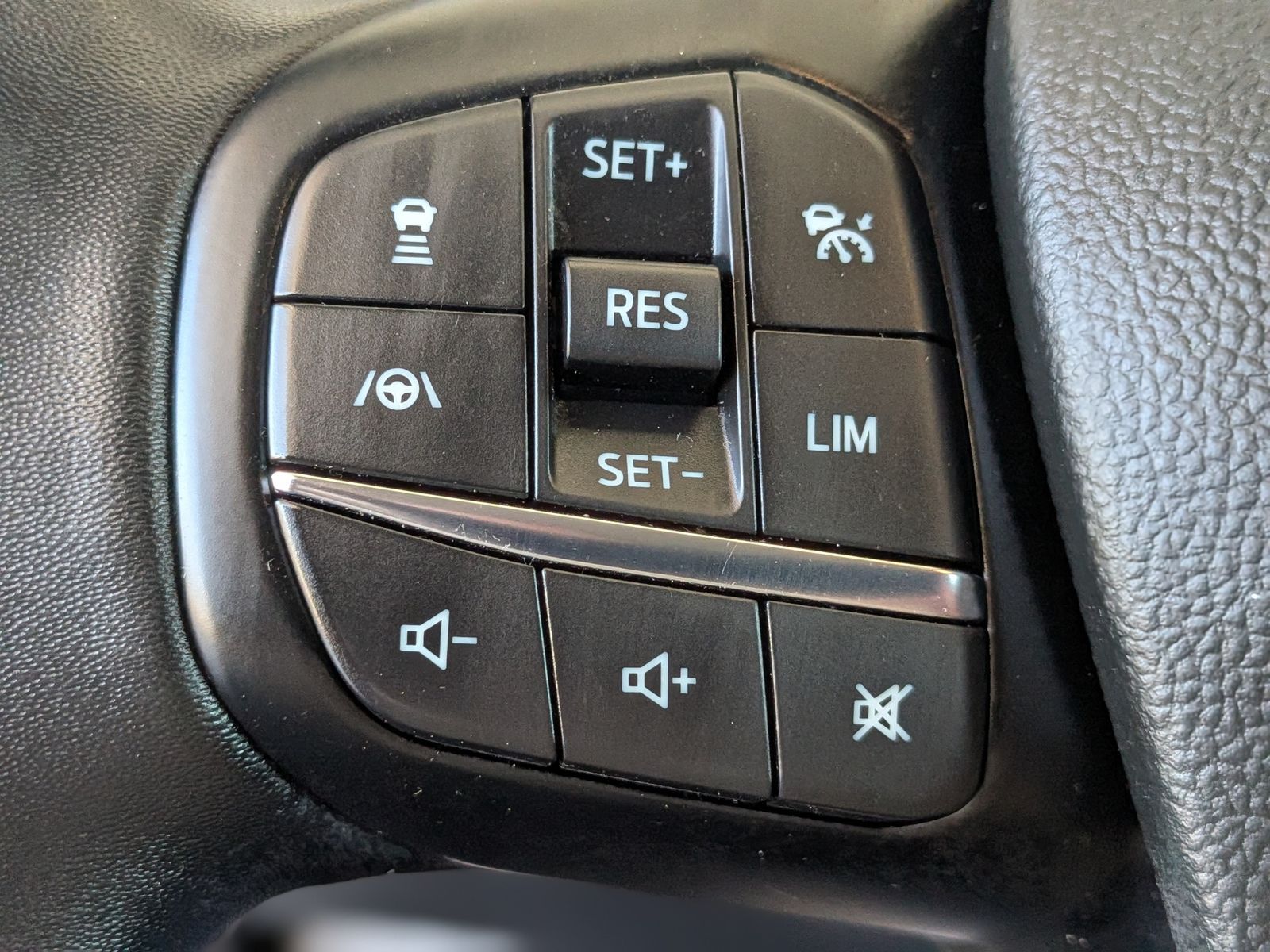 Fahrzeugabbildung Ford Focus Limo EB Active LED ACC Kamera Navi SHZ 17"