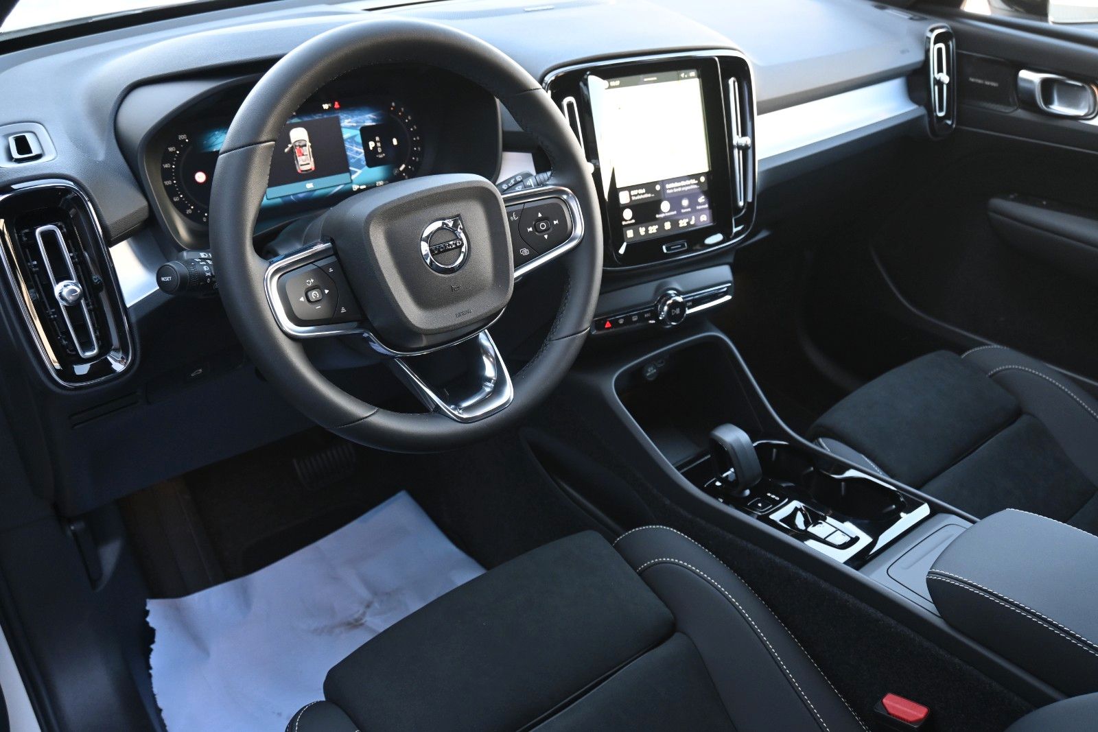 Fahrzeugabbildung Volvo XC40 B4 DKG Plus Black Edition*FSHZG*360°*ACC