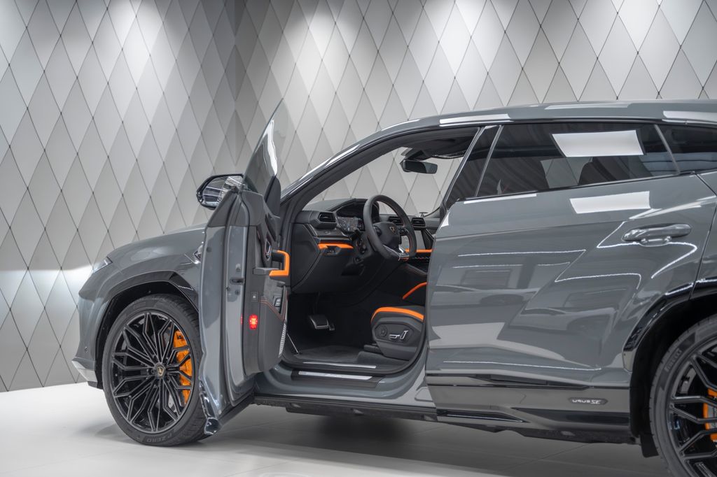 Urus 4.0 V8 SE GREY/ORANGE PANO B&O CARBON - Bild 12