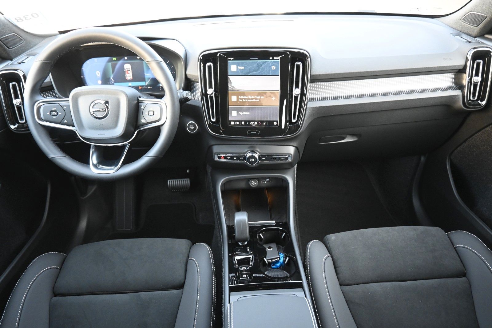 Fahrzeugabbildung Volvo XC40 B3 DKG Plus Dark*FSHZG*RFK*BLIS*ACC