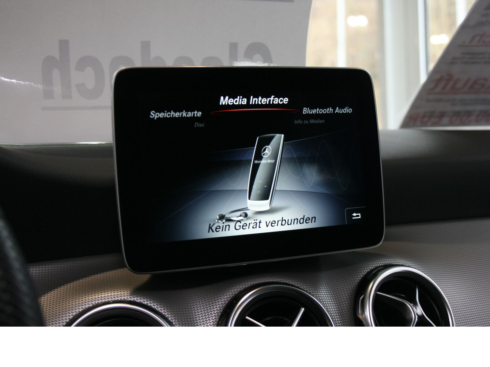 Fahrzeugabbildung Mercedes-Benz GLA 200 Urban *LED *AHK *Pano-Dach *Navi