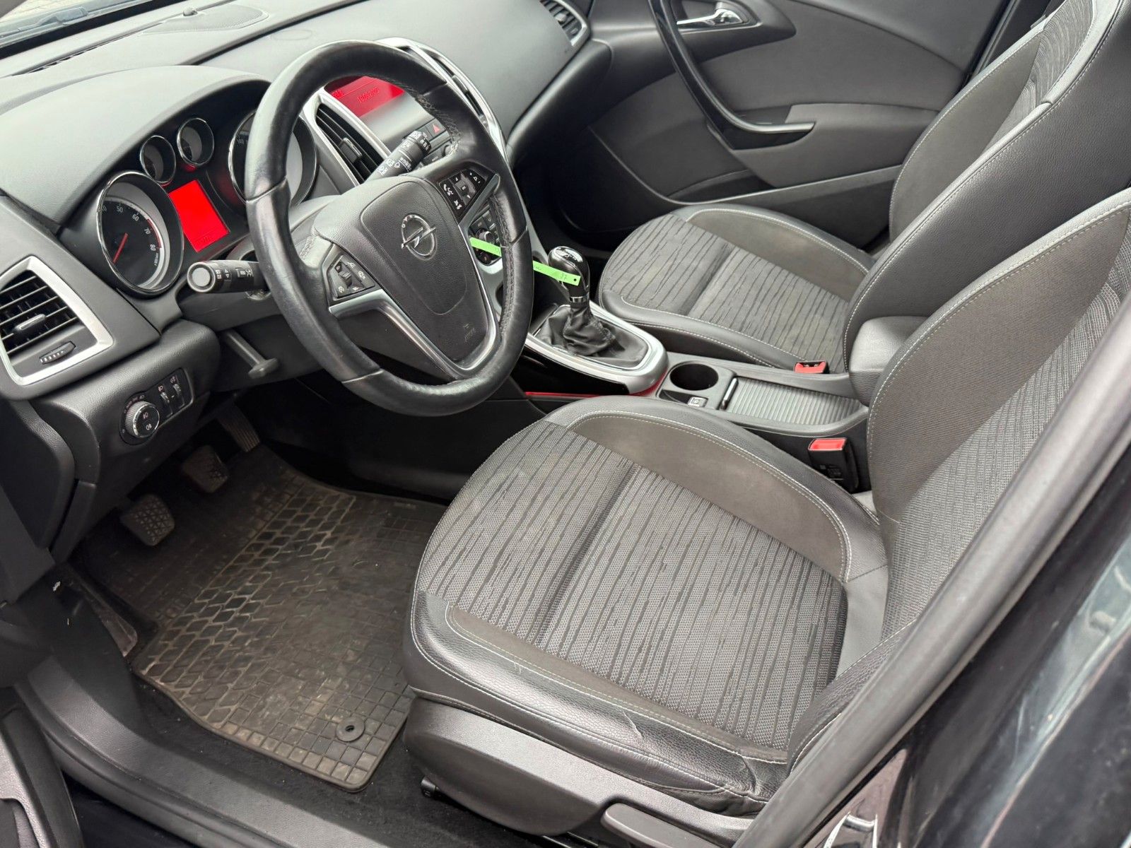 Fahrzeugabbildung Opel Astra J Sports Tourer Style