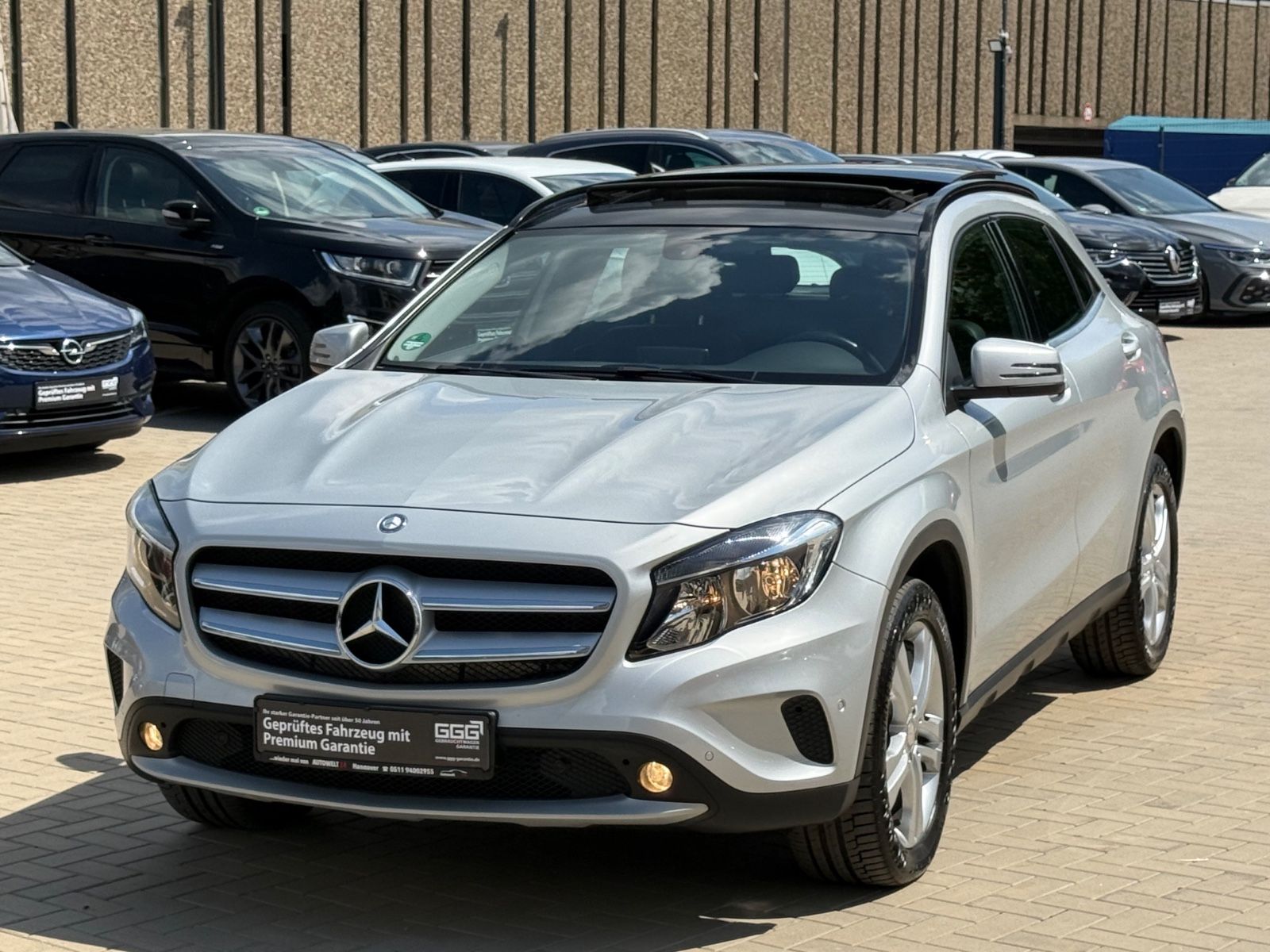 MERCEDES-BENZ GLA 220 CDI  / Automatik / Panorama