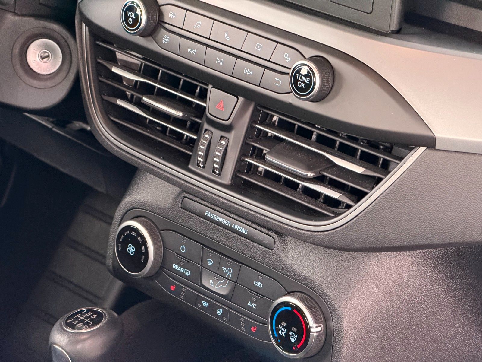 Fahrzeugabbildung Ford Focus Limousine 1.0 Trend  "Winter-Paket  Klima"