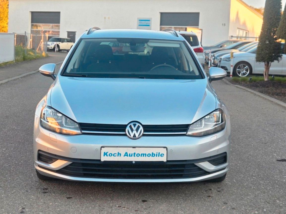 Volkswagen Golf - 1