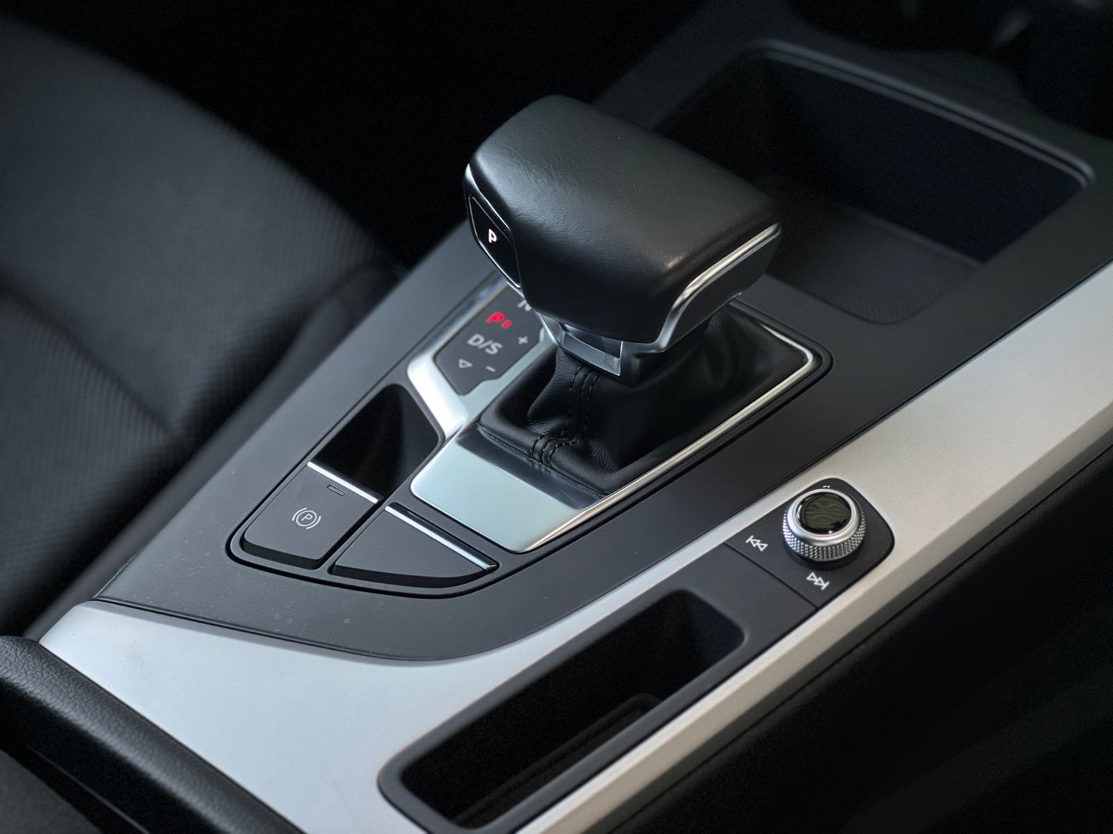 Fahrzeugabbildung Audi A4 Avant 40 TFSI S Line AHK SHZ NAVI KLIMA