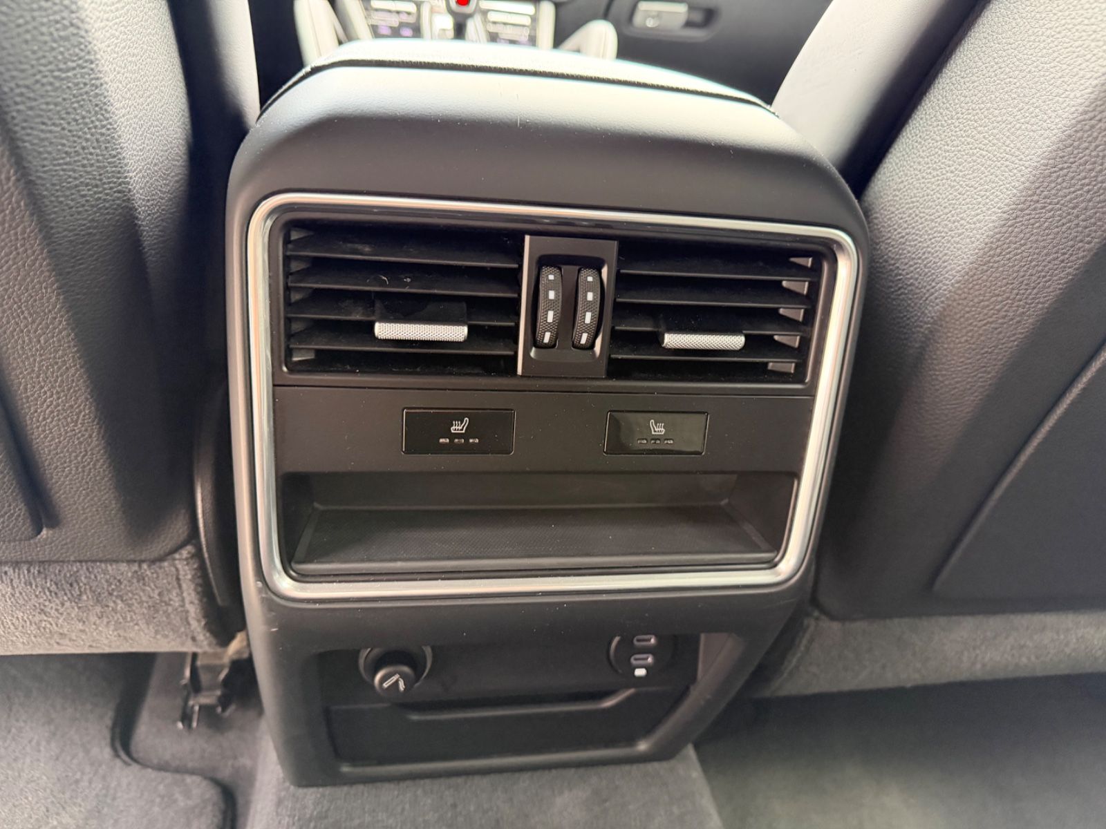 Fahrzeugabbildung Porsche Cayenne Coupe°Kreide°Sportpaket°AHK°Carbon°22Zol