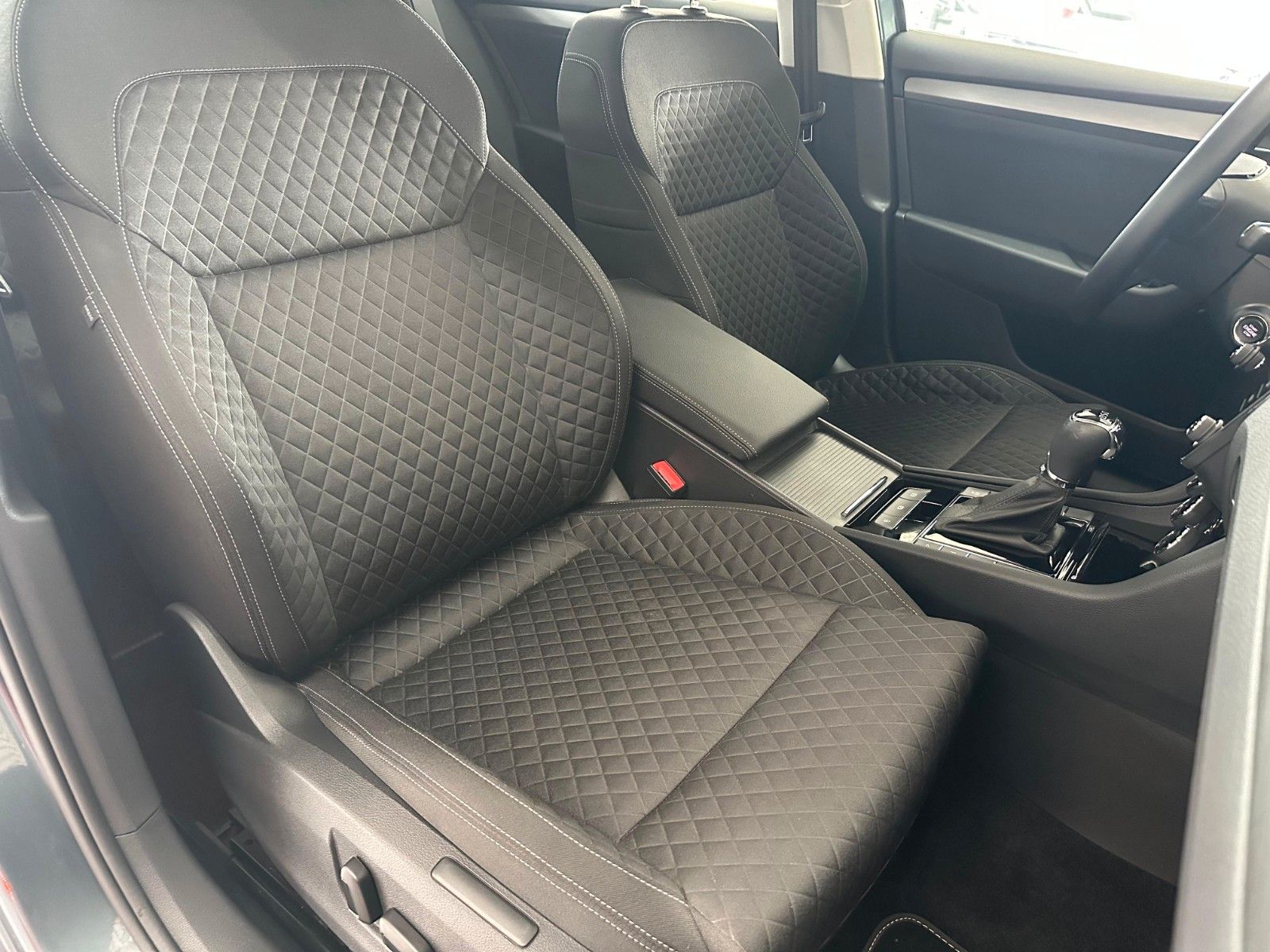 Skoda Superb Combi Style 4x4 PDC Tempo SHZ Kamera DAB foto 16