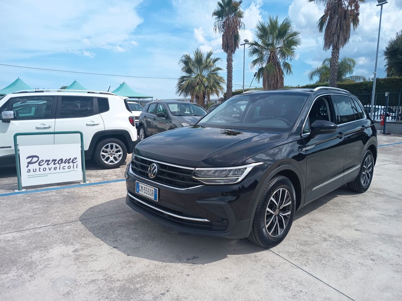 Volkswagen Tiguan - 1