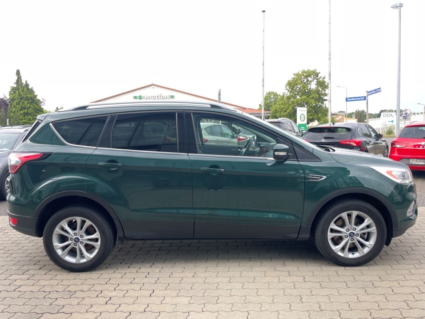 Fahrzeugabbildung Ford Kuga Titanium AHK Navi Tempomat PDC SHZ heizbWSS