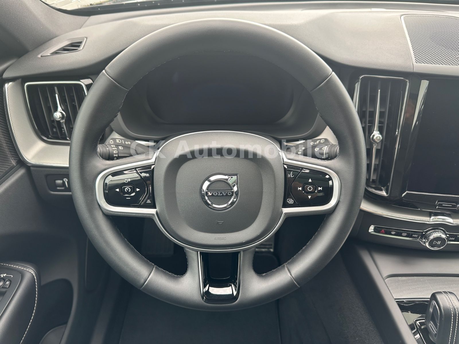 Fahrzeugabbildung Volvo XC60 R Design 2WD/Navi/Pano/Kamera/LED