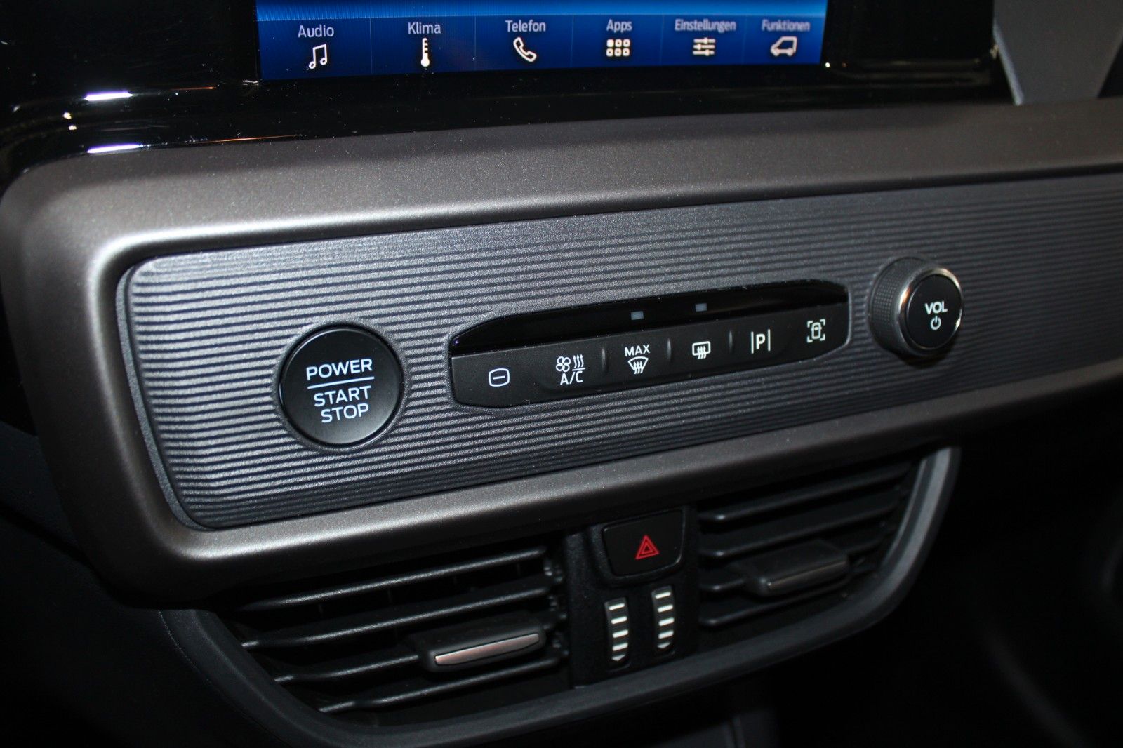Fahrzeugabbildung Ford Tourneo Courier Titanium Automatik FahrerAssPak