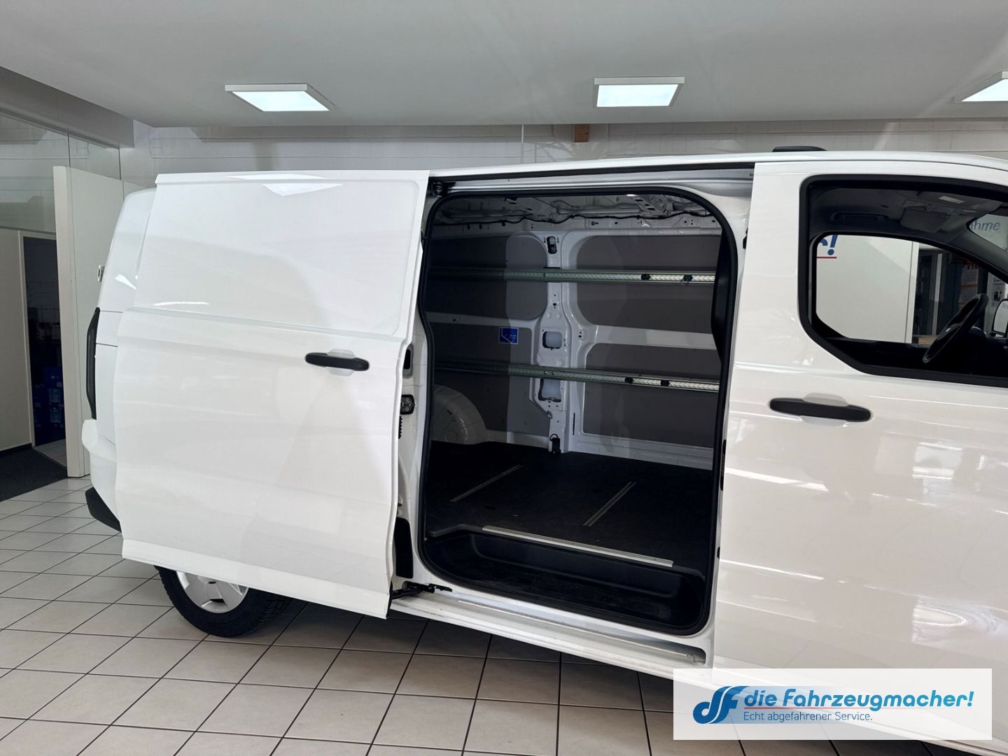 Fahrzeugabbildung Ford Transit Custom Kasten 320 L2 Trend FWD Navi LED